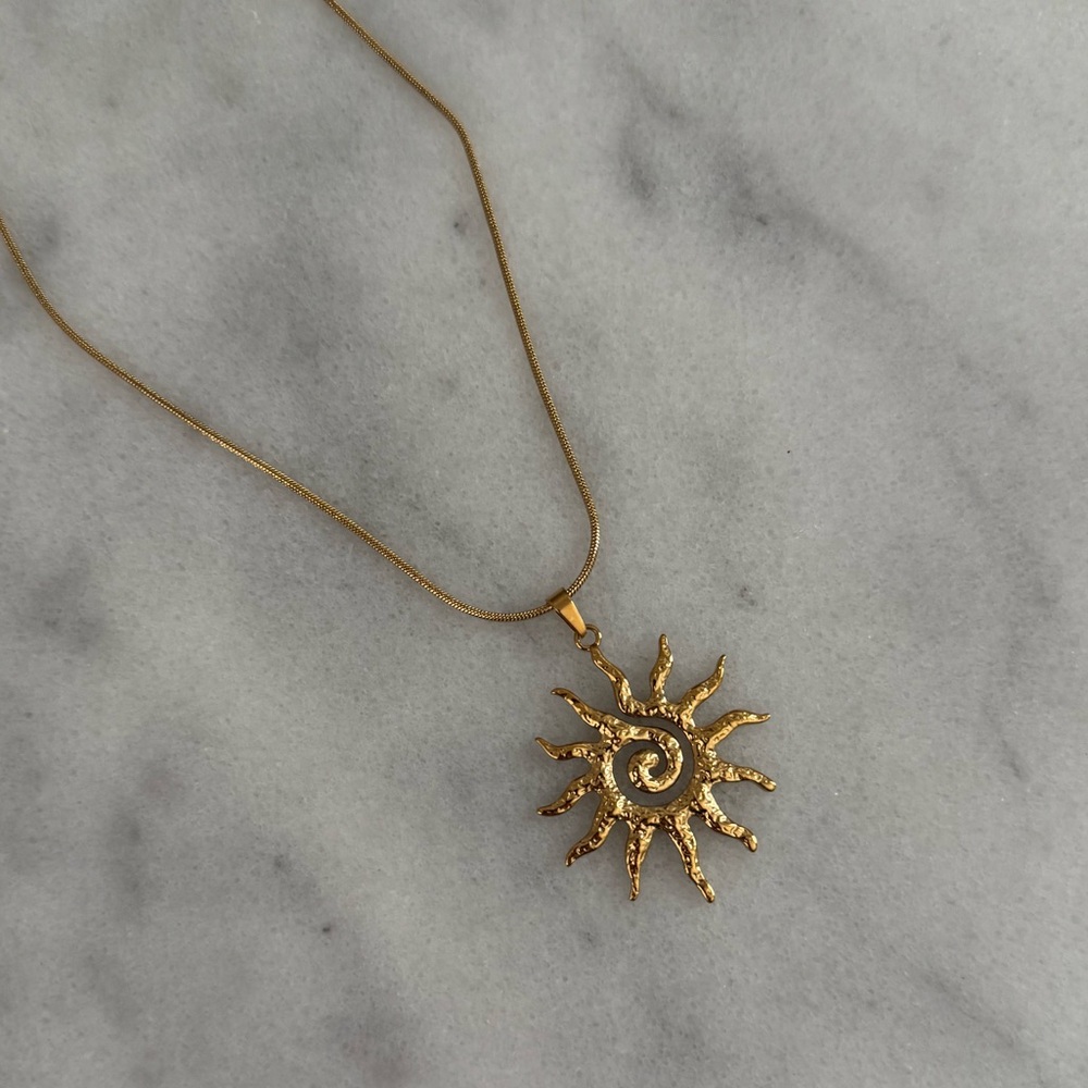 Gold Sun Beam Swirl Pendant Necklace
Brand New
Gold Plates Stainless Steel